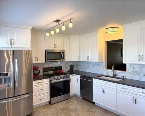 Kitchen - 425 Georgetown Ct, Seven Fields, PA 16046 photo 2 of 2