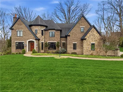 5 Holland Dr, Pittsburgh, PA 15238
