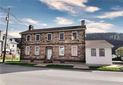 1142 Elk St, Franklin, PA 16323