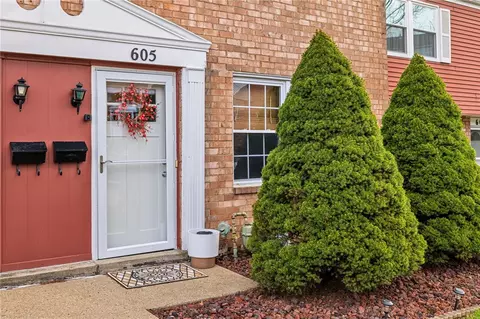 605 Hickory Cir, Canonsburg, PA 15317
