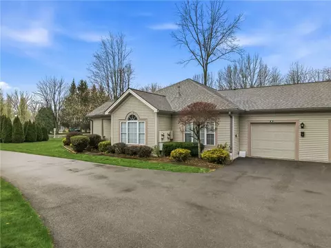8 Stone Ridge Blvd, Hermitage, PA 16148