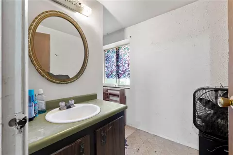 Bath - 1781 Ivanhoe Dr, Irwin, PA 15642 photo 2 of 5