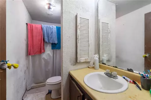 Bath - 1781 Ivanhoe Dr, Irwin, PA 15642 photo 3 of 5
