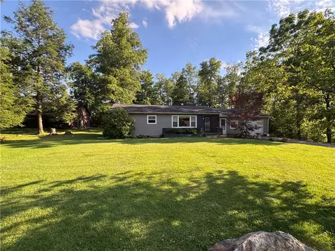 132 School St, Laughlintown, PA 15655