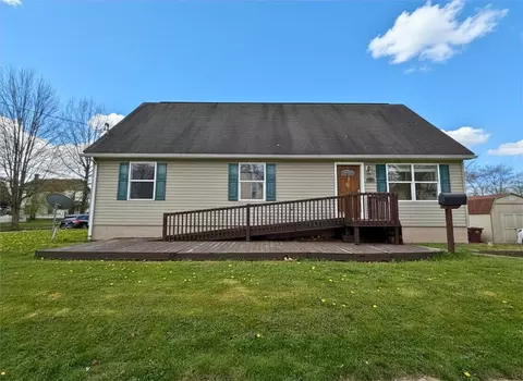 402 W Poplar St, Grove City, PA 16127