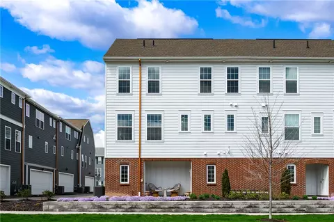 800 Gillian Ln, Cranberry Township, PA 16066