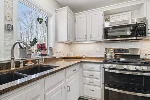 Kitchen - 2187 Elizabeth Ct, Export, PA 15632 photo 5 of 5