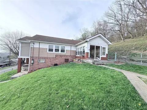 521523 3rd St, Isabella, PA 15447