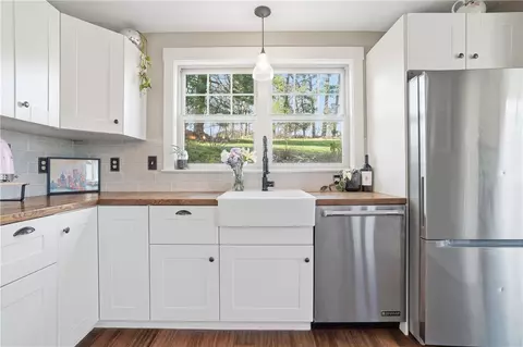 Kitchen - 272 Spring Run Rd, Crescent, PA 15046 photo 2 of 4
