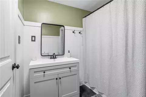 Bath - 272 Spring Run Rd, Crescent, PA 15046 photo 1 of 2