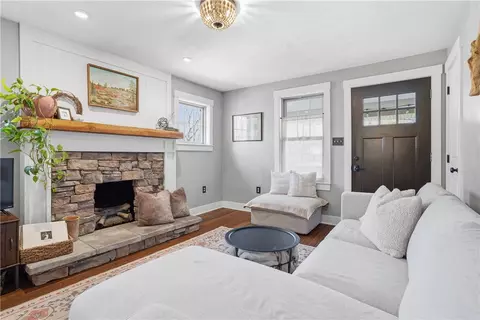 Living - 272 Spring Run Rd, Crescent, PA 15046 photo 1 of 2