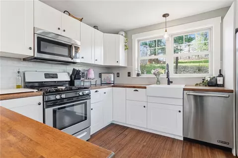 Kitchen - 272 Spring Run Rd, Crescent, PA 15046 photo 3 of 4