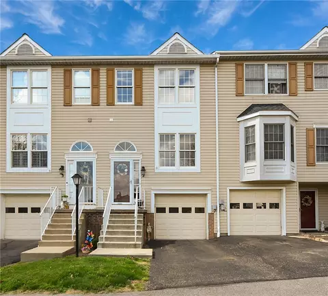 2 Cherryhurst Ln, Bridgeville, PA 15017