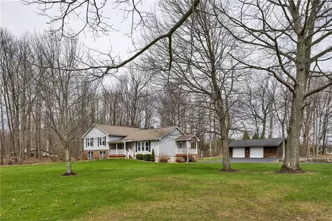 10 N Gait Dr, Grove City, PA 16127