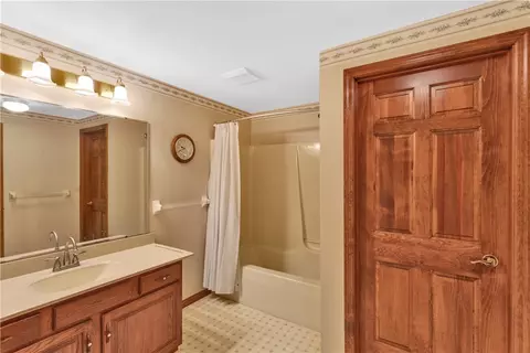 Bath - 944 Lowber Rd, Irwin, PA 15642 photo 3 of 3