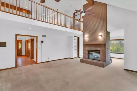 Living - 944 Lowber Rd, Irwin, PA 15642 photo 3 of 4