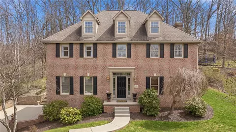 128 Oakview Dr, Cranberry Township, PA 16066