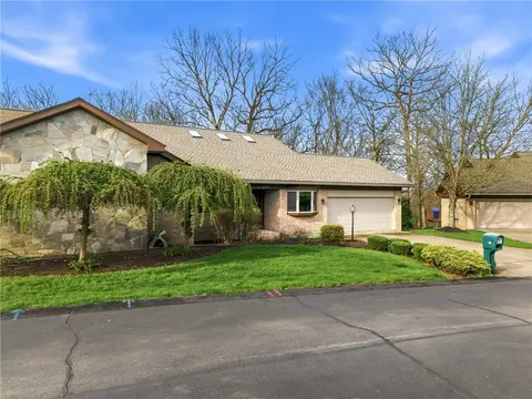 180 Oakview Dr, Hermitage, PA 16148