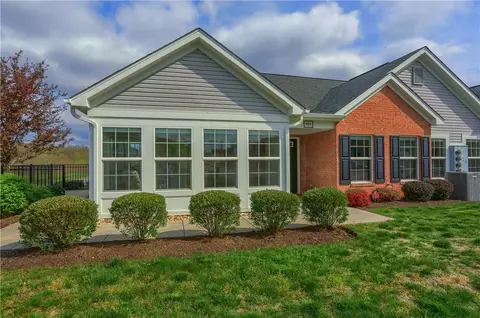 905 Spring Valley Dr, Zelienople, PA 16063