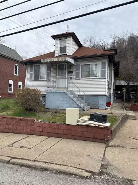 752 Middle Ave, Wilmerding, PA 15148