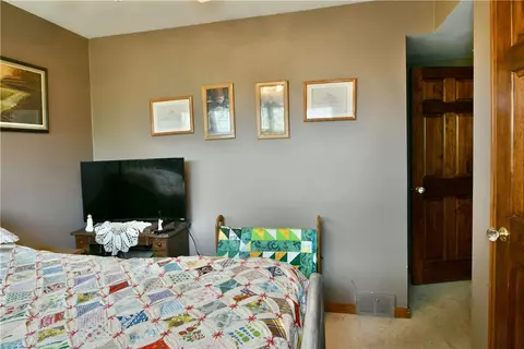 Bedroom - 1001 Grant St, Monaca, PA 15061 photo 4 of 8