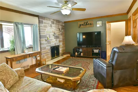 Living - 1001 Grant St, Monaca, PA 15061 photo 3 of 9
