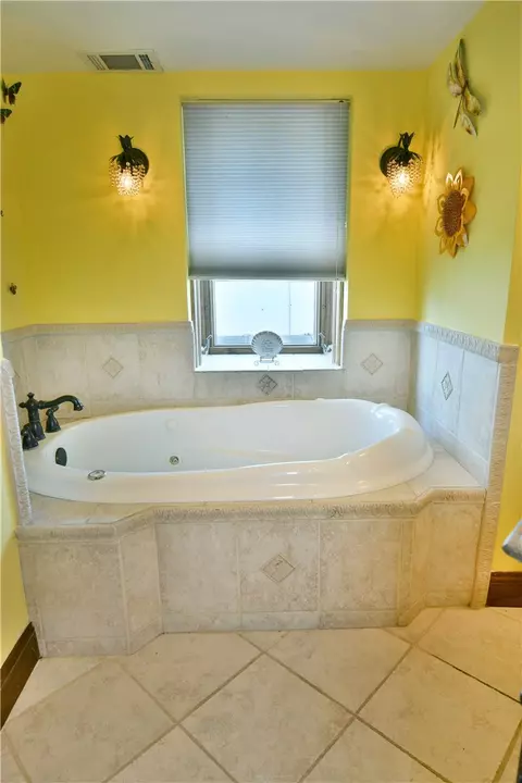 Bath - 1001 Grant St, Monaca, PA 15061 photo 6 of 9