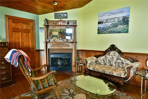 Living - 1001 Grant St, Monaca, PA 15061 photo 7 of 9