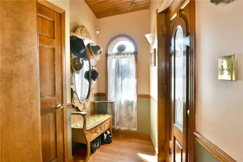 Entry Way - 1001 Grant St, Monaca, PA 15061 photo 1 of 3