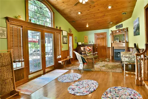 Living - 1001 Grant St, Monaca, PA 15061 photo 6 of 9