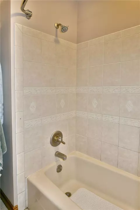 Bath - 1001 Grant St, Monaca, PA 15061 photo 4 of 9