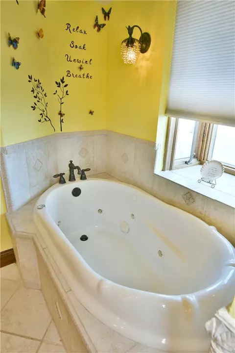 Bath - 1001 Grant St, Monaca, PA 15061 photo 7 of 9