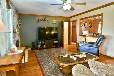 Living - 1001 Grant St, Monaca, PA 15061 photo 2 of 9