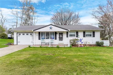 2445 Victoria Dr, Hermitage, PA 16148