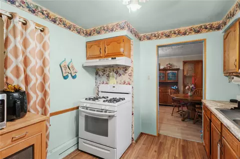 Entry Way - 1507 Grant St, Braddock, PA 15104 photo 4 of 7