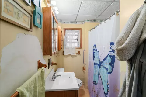 Bath - 1507 Grant St, Braddock, PA 15104 photo 1 of 2