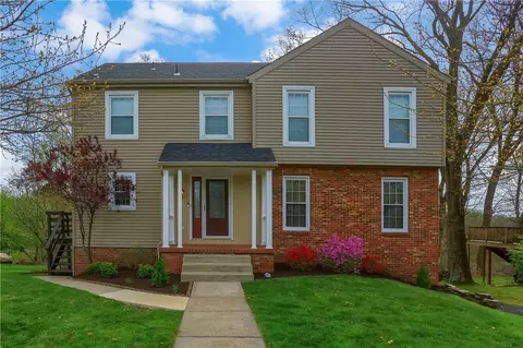 208 Parliament Dr, Coraopolis, PA 15108