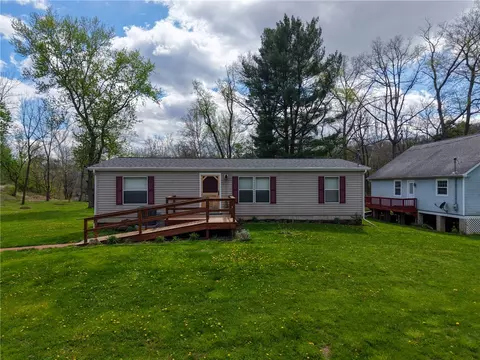 200 Cottage Ln, Evans City, PA 16033