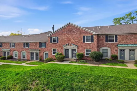 380 Newburn Dr, Pittsburgh, PA 15216