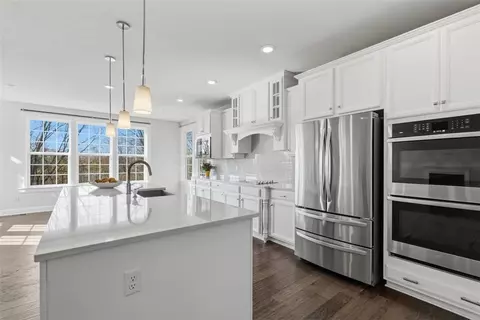 Kitchen - 641 Tullamore Trl, Mars, PA 16046 photo 4 of 5