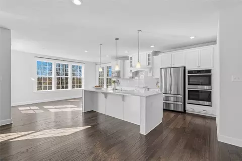 Kitchen - 641 Tullamore Trl, Mars, PA 16046 photo 2 of 5