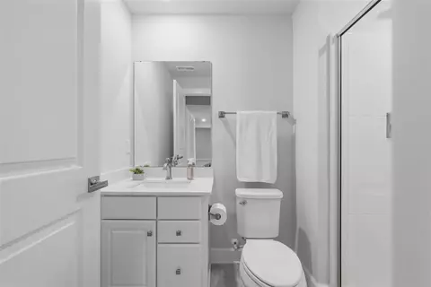 Bath - 641 Tullamore Trl, Mars, PA 16046 photo 6 of 7