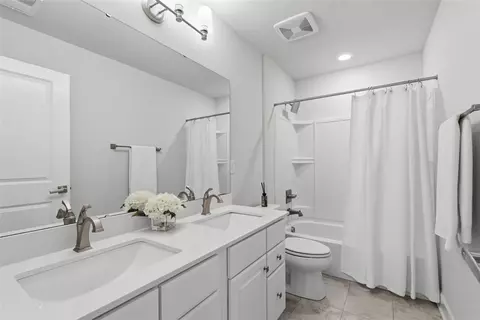 Bath - 641 Tullamore Trl, Mars, PA 16046 photo 5 of 7