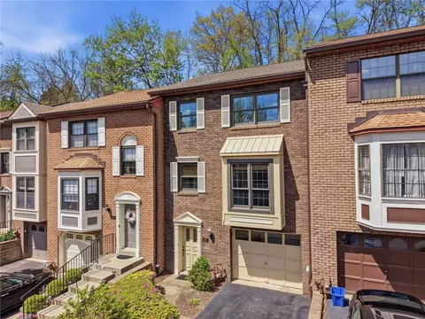 670 Woodcrest Dr, Pittsburgh, PA 15205