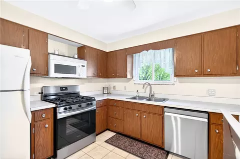 Kitchen - 12296 Longview Dr, Irwin, PA 15642 photo 3 of 4