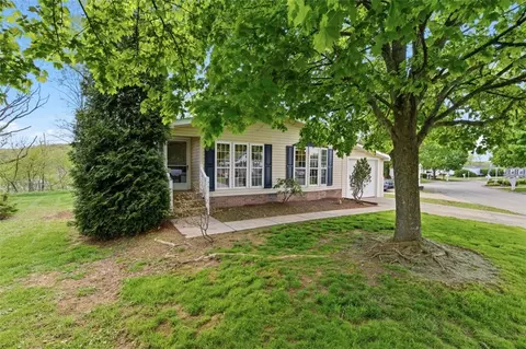 10 N Rock Lake Ct, Zelienople, PA 16063