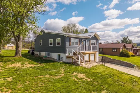 204 Buckels Ave, Houston, PA 15342