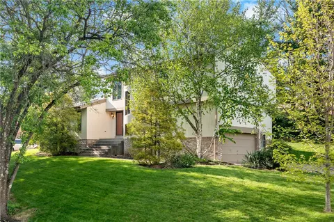 227 Springhouse Dr, Clairton, PA 15025