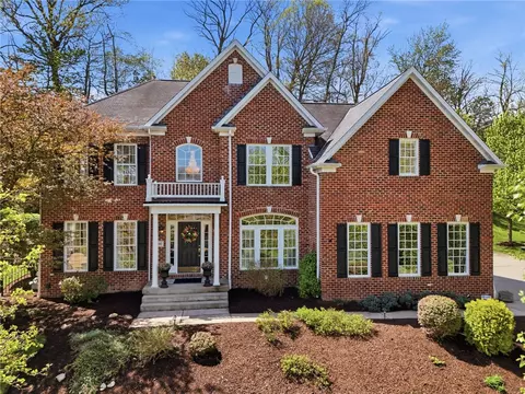 302 Bunker Hill Dr, Canonsburg, PA 15317
