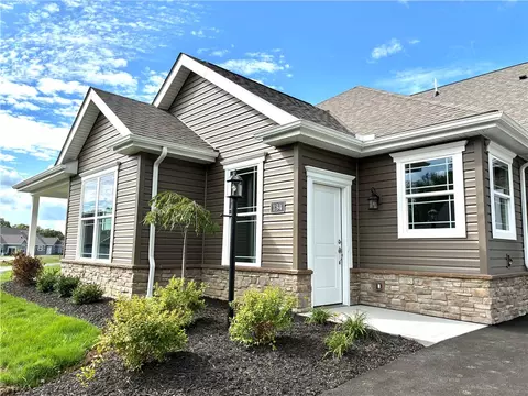 134 Independence Dr #105A, Cabot, PA 16023